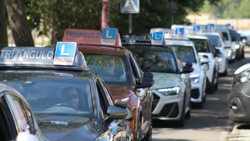 Las autoescuelas de la provincia de León salen a la calle para denunciar la falta de examinadores de tráfico | José MArtín Las autoescuelas de la provincia de León salen a la calle para denunciar la falta de examinadores de tráfico | José MArtín