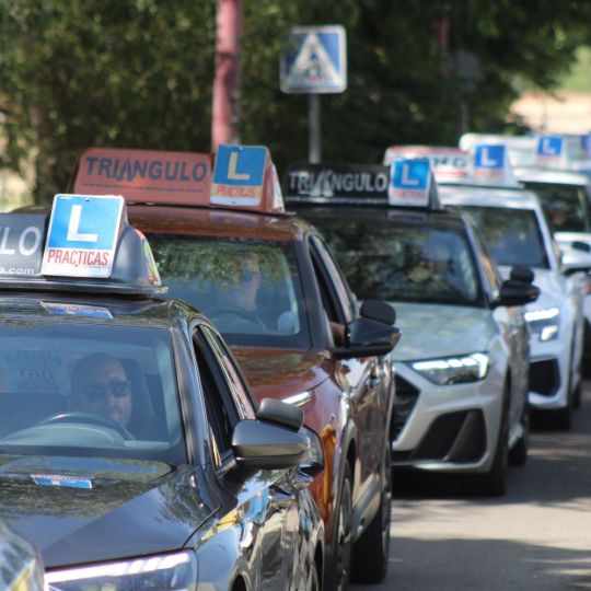 Las autoescuelas de la provincia de León salen a la calle para denunciar la falta de examinadores de tráfico | José Mrtín Las autoescuelas de la provincia de León salen a la calle para denunciar la falta de examinadores de tráfico | José Mrtín