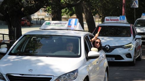 Las autoescuelas de la provincia de León salen a la calle para denunciar la falta de examinadores de tráfico | José MArtín Las autoescuelas de la provincia de León salen a la calle para denunciar la falta de examinadores de tráfico | José MArtín