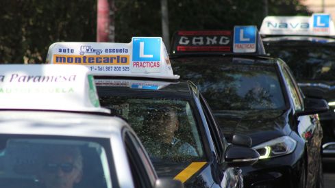 Las autoescuelas de la provincia de León salen a la calle para denunciar la falta de examinadores de tráfico | José MArtín Las autoescuelas de la provincia de León salen a la calle para denunciar la falta de examinadores de tráfico | José MArtín