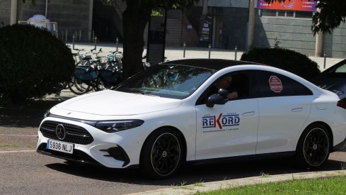 Las autoescuelas de la provincia de León salen a la calle para denunciar la falta de examinadores de tráfico | José MArtín Las autoescuelas de la provincia de León salen a la calle para denunciar la falta de examinadores de tráfico | José MArtín