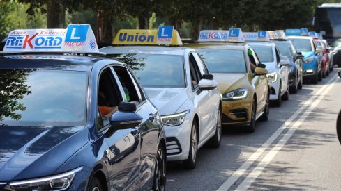 Las autoescuelas de la provincia de León salen a la calle para denunciar la falta de examinadores de tráfico | José MArtín Las autoescuelas de la provincia de León salen a la calle para denunciar la falta de examinadores de tráfico | José MArtín