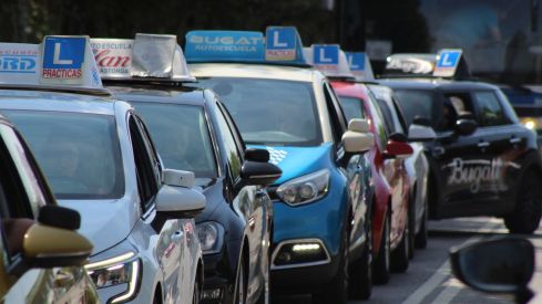 Las autoescuelas de la provincia de León salen a la calle para denunciar la falta de examinadores de tráfico | José MArtín Las autoescuelas de la provincia de León salen a la calle para denunciar la falta de examinadores de tráfico | José MArtín