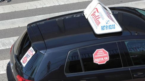 Las autoescuelas de la provincia de León salen a la calle para denunciar la falta de examinadores de tráfico | José MArtín Las autoescuelas de la provincia de León salen a la calle para denunciar la falta de examinadores de tráfico | José MArtín