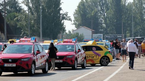 Las autoescuelas de la provincia de León salen a la calle para denunciar la falta de examinadores de tráfico | Peio García / ICAL Las autoescuelas de la provincia de León salen a la calle para denunciar la falta de examinadores de tráfico | Peio García / ICAL