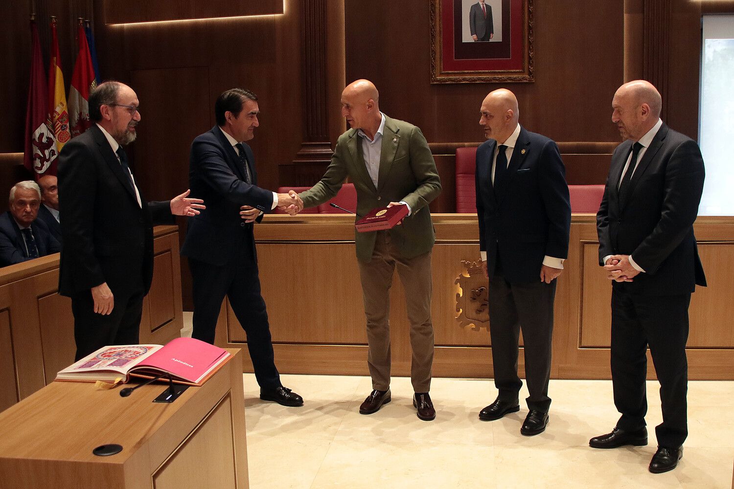El alcalde de León, José Antonio Díez recibe el nombramiento de Mantenedor de los Fueros | Peio García / ICAL El alcalde de León, José Antonio Díez recibe el nombramiento de Mantenedor de los Fueros | Peio García / ICAL