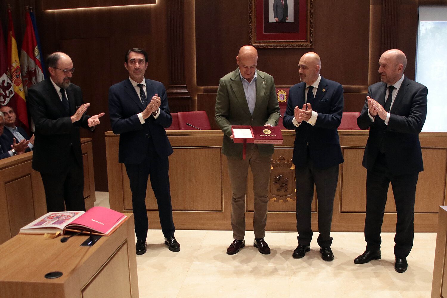 El alcalde de León, José Antonio Díez recibe el nombramiento de Mantenedor de los Fueros | Peio García / ICAL El alcalde de León, José Antonio Díez recibe el nombramiento de Mantenedor de los Fueros | Peio García / ICAL