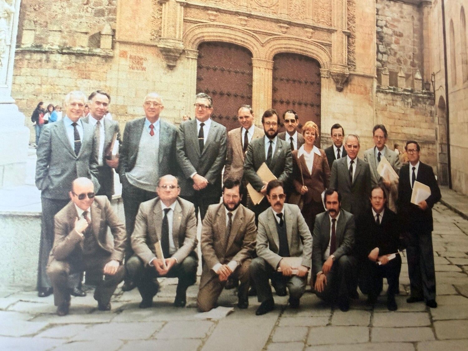 Manuel García Álvarezs (primera fila, tercera por la izquierda) en una imagen de la Universidad en la plaza de San Isidoro