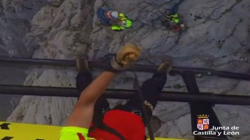 Un montañero rescatado en Picos de Europa | Junta de Castilla y León Un montañero rescatado en Picos de Europa | Junta de Castilla y León