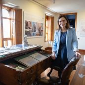 Sandra Guaita en una visita al Museo Casa Botines Gaudí en el mes de mayo | Casa Botines Sandra Guaita en una visita al Museo Casa Botines Gaudí en el mes de mayo | Casa Botines