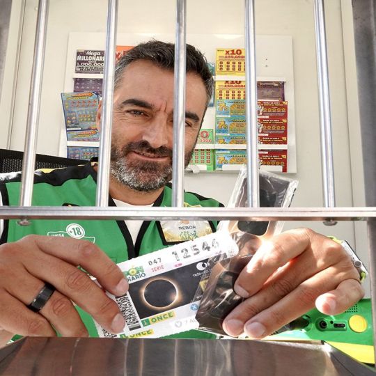 La ONCE regala gafas para ver el eclipse por la compra de un cupón | Carlos S. Campillo