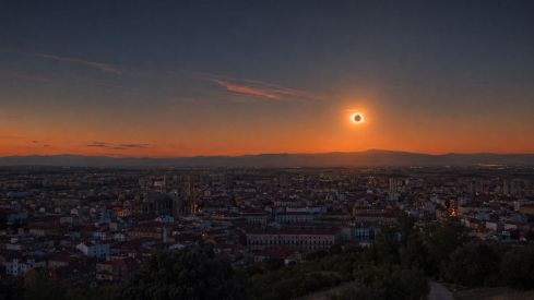 Montaje simulando el eclipse solar total del 12 de agosto en León Montaje simulando el eclipse solar total del 12 de agosto en León