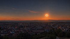 Montaje simulando el eclipse solar total del 12 de agosto en León Montaje simulando el eclipse solar total del 12 de agosto en León