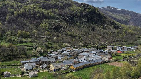 Varios vecinos de la localidad leonesa de Fasgar, muestran su apoyo a la comunidad 'Rainbow Family' | Carlos S. Campillo / ICAL Varios vecinos de la localidad leonesa de Fasgar, muestran su apoyo a la comunidad 'Rainbow Family' | Carlos S. Campillo / ICAL