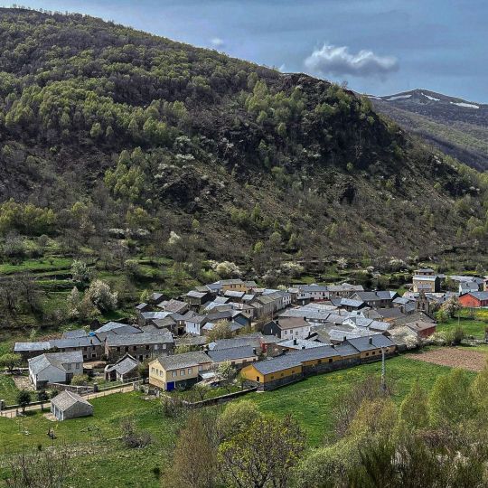Varios vecinos de la localidad leonesa de Fasgar, muestran su apoyo a la comunidad 'Rainbow Family' | Carlos S. Campillo / ICAL
