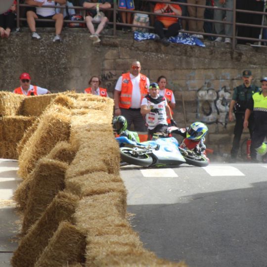 Imagen de un accidente en la curva 7 del circuito de La Bañeza | José Martín