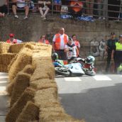Imagen de un accidente en la curva 7 del circuito de La Bañeza | José Martín