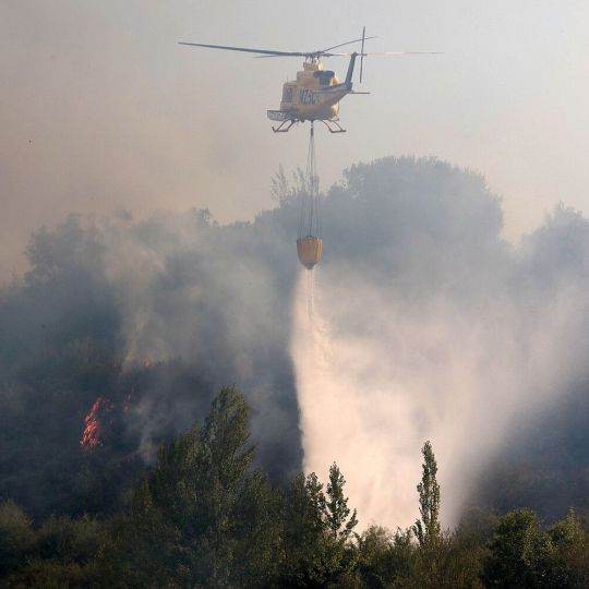 Incendio forestal en Cifuentes de Rueda, en el municipio de Gradefes (León) | Peio García / ICAL Incendio forestal en Cifuentes de Rueda, en el municipio de Gradefes (León) | Peio García / ICAL