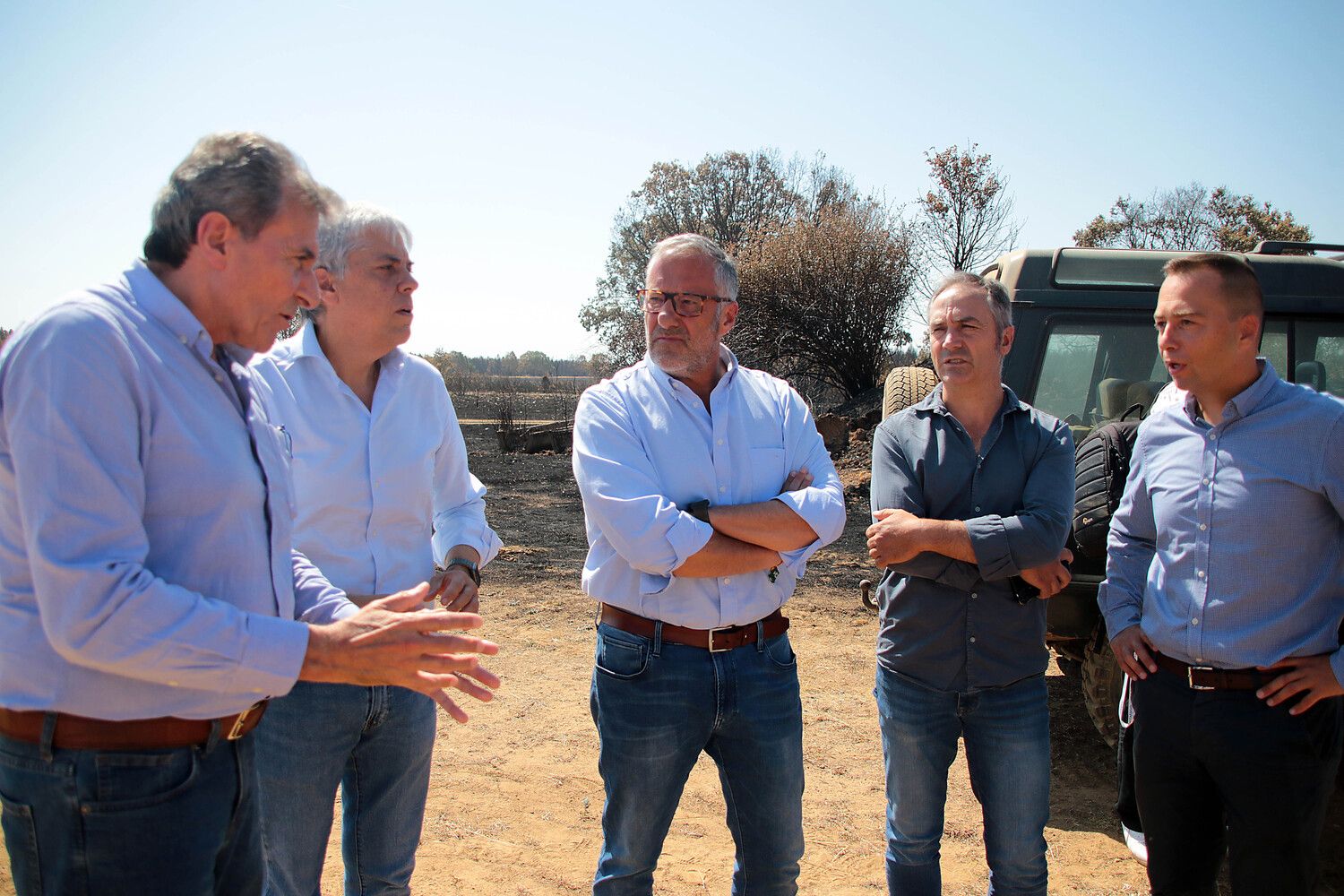 Entrega de un camión con pulpa de remolacha en Santa María del Condado para los afectados por los incendios en León | Peio García / ICAL Entrega de un camión con pulpa de remolacha en Santa María del Condado para los afectados por los incendios en León | Peio García / ICAL