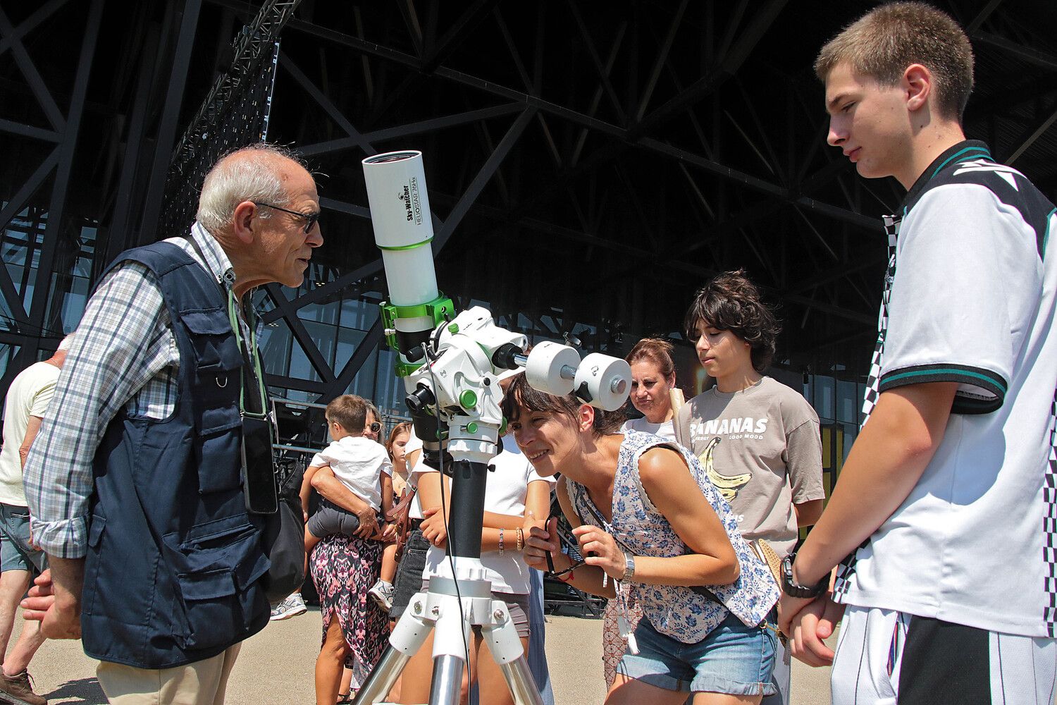 Cientos de leoneses se acercan al Palacio de Exposiciones de León a disfrutar de las actividades programadas con motivo del eclipse | Peio García / ICAL