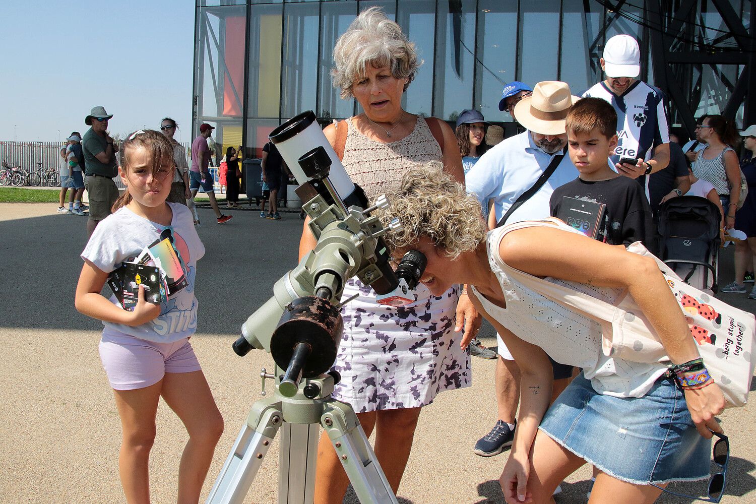 Cientos de leoneses se acercan al Palacio de Exposiciones de León a disfrutar de las actividades programadas con motivo del eclipse | Peio García / ICAL