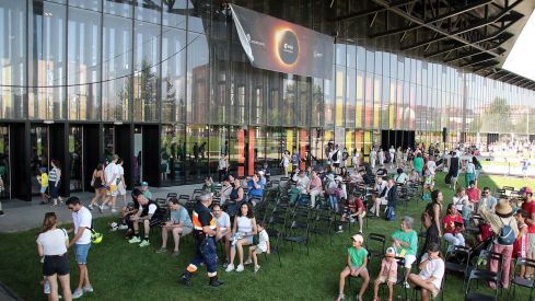 Cientos de leoneses se acercan al Palacio de Exposiciones de León a disfrutar de las actividades programadas con motivo del eclipse | Peio García / ICAL