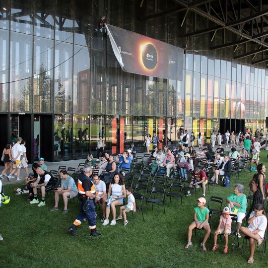 Cientos de leoneses se acercan al Palacio de Exposiciones de León a disfrutar de las actividades programadas con motivo del eclipse | Peio García / ICAL