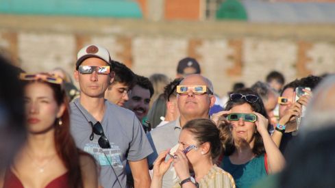 Casi dos minutos de oscuridad: Así vivió León el eclipse total de Sol | José Martín