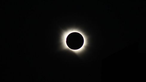 Casi dos minutos de oscuridad: Así vivió León el eclipse total de Sol | José Martín