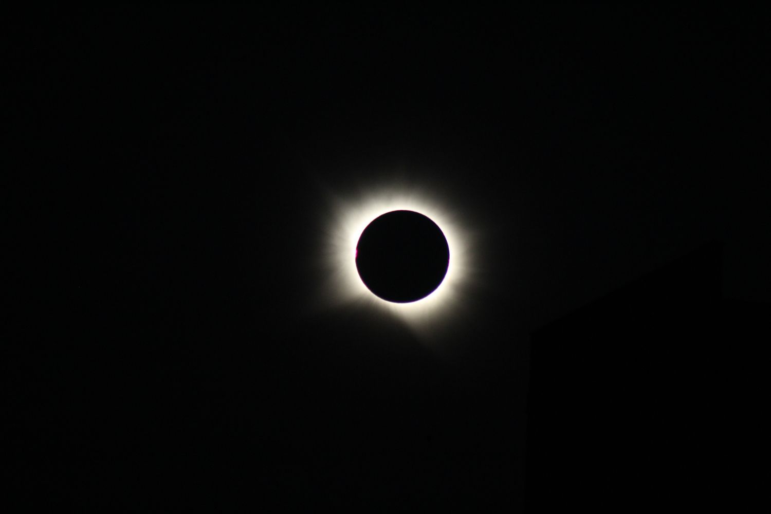 Casi dos minutos de oscuridad: Así vivió León el eclipse total de Sol | José Martín
