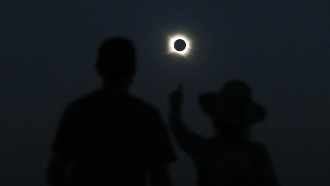 Casi dos minutos de oscuridad: Así vivió León el eclipse total de Sol | Peio García / ICAL