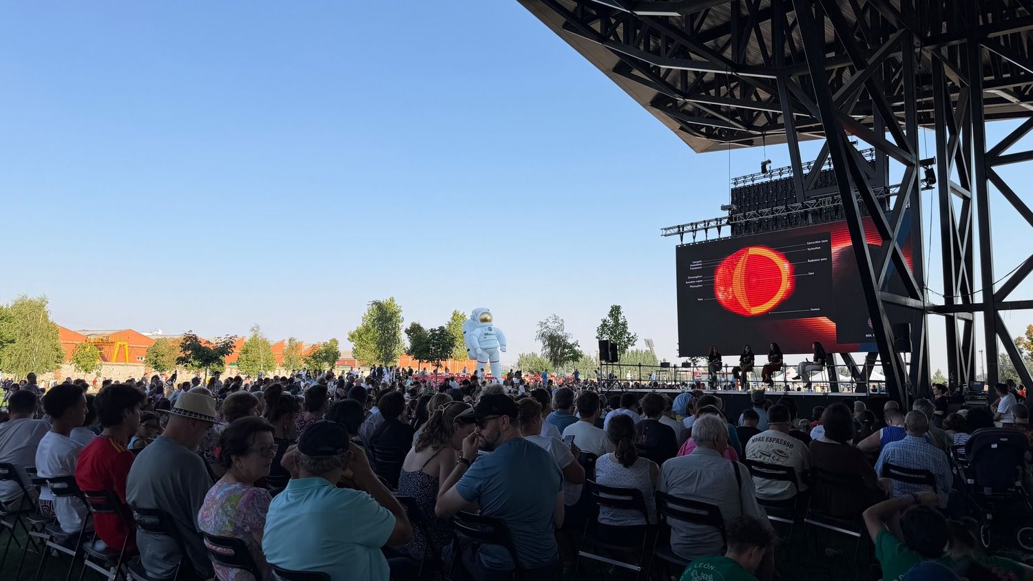Casi dos minutos de oscuridad: Así vivió León el eclipse total de Sol | Peio García / ICAL