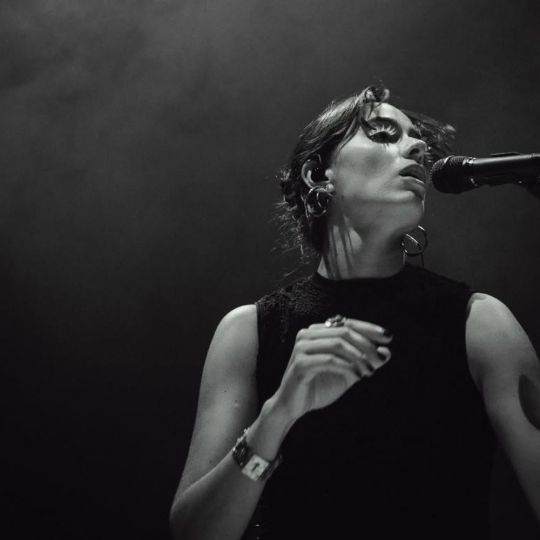 Amanda Mur protagoniza el tercer concierto del festival Tropos en Cerezales del Condado | IG: Amanda Mur