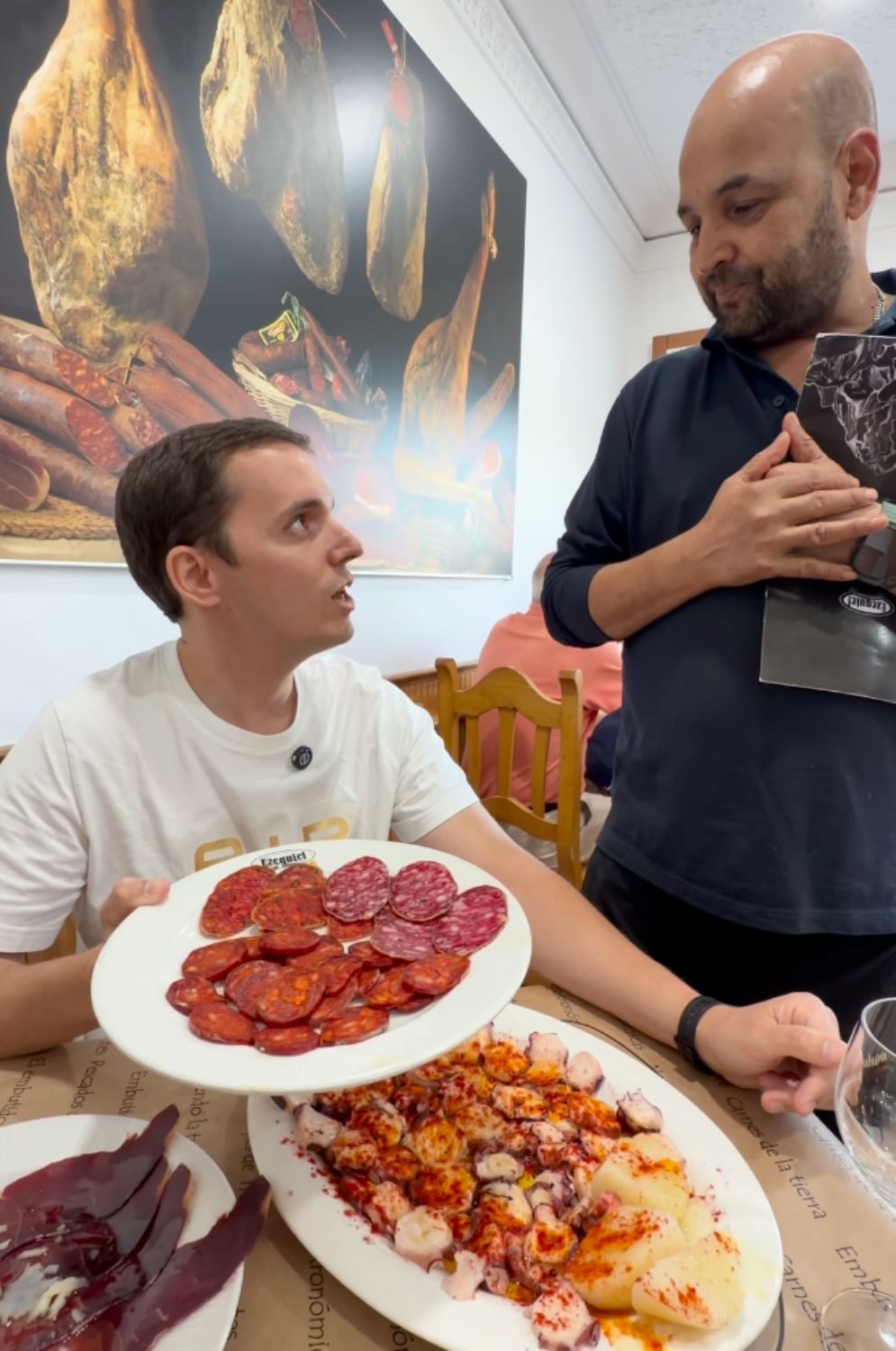 Visita del influencer Víctor Prous al restaurante Ezequiel de Villamanín (León) | IG: Victor Prous Visita del influencer Víctor Prous al restaurante Ezequiel de Villamanín (León) | IG: Victor Prous