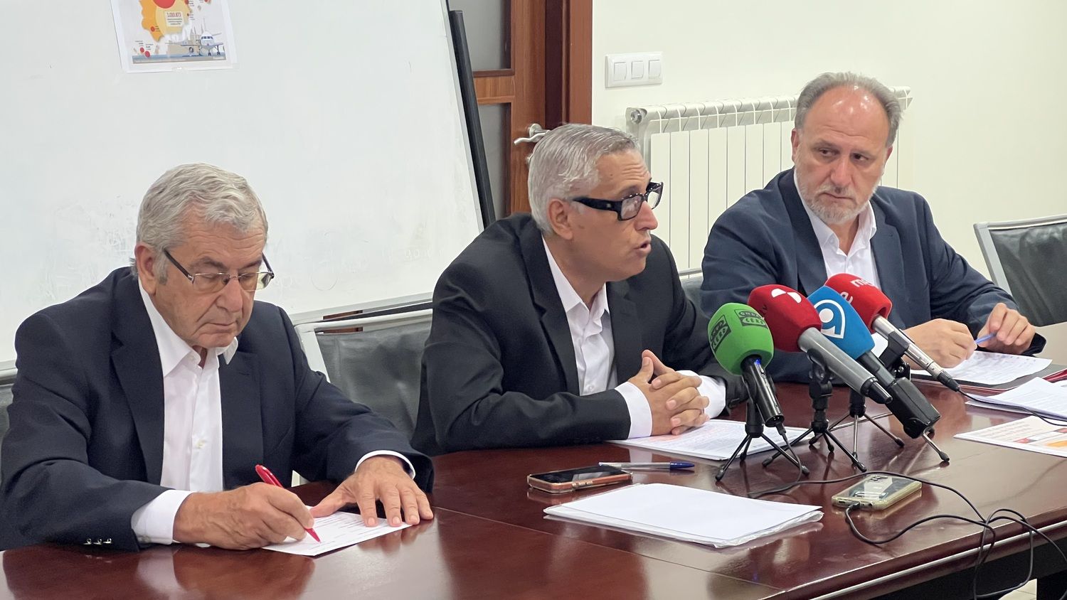 La plataforma ciudadana ‘Más Vuelos, más futuro para León’ comparece en rueda de prensa con la intervención de Javier Callado Cobo, Álvaro Miguélez Ferreras y Miguel Ángel Domínguez | Peio García / ICAL