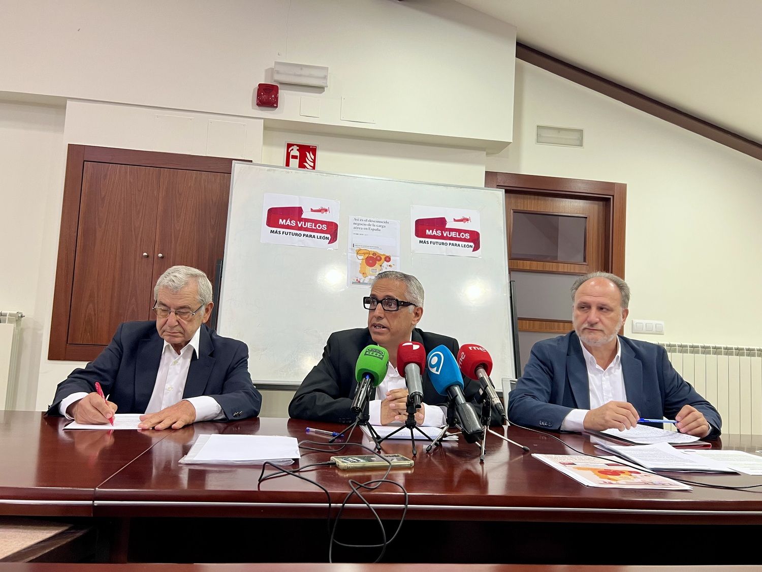 La plataforma ciudadana ‘Más Vuelos, más futuro para León’ comparece en rueda de prensa con la intervención de Javier Callado Cobo, Álvaro Miguélez Ferreras y Miguel Ángel Domínguez | Peio García / ICAL