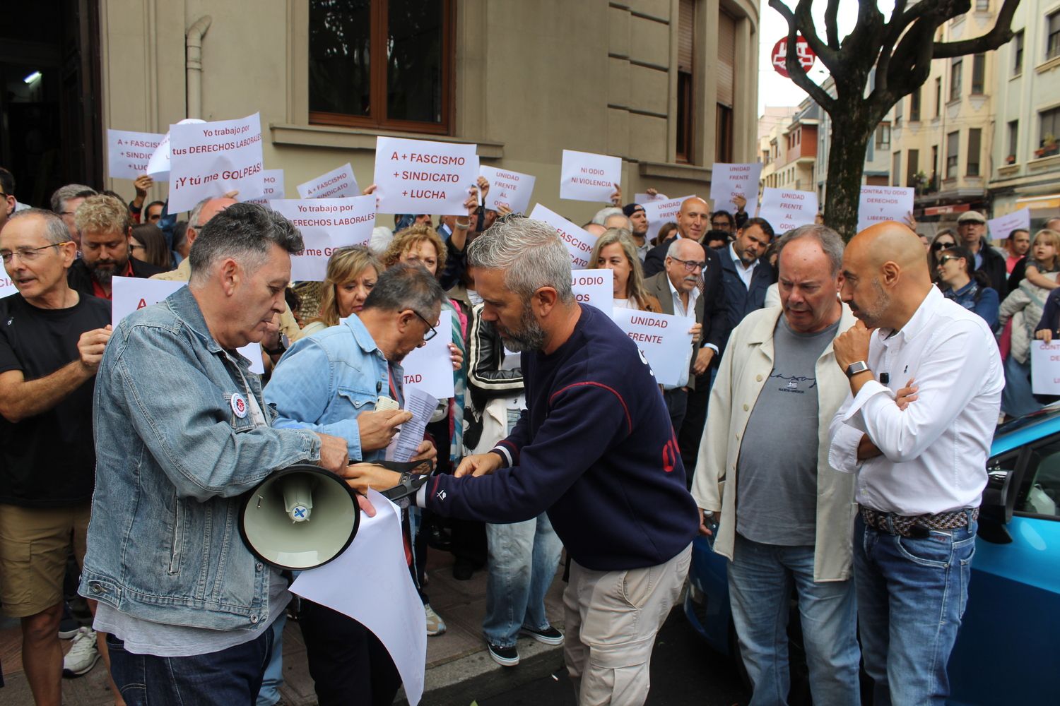 Concentración de UGT León ante la agresión sufrida por una compañera | José Martín Concentración de UGT León ante la agresión sufrida por una compañera | José Martín