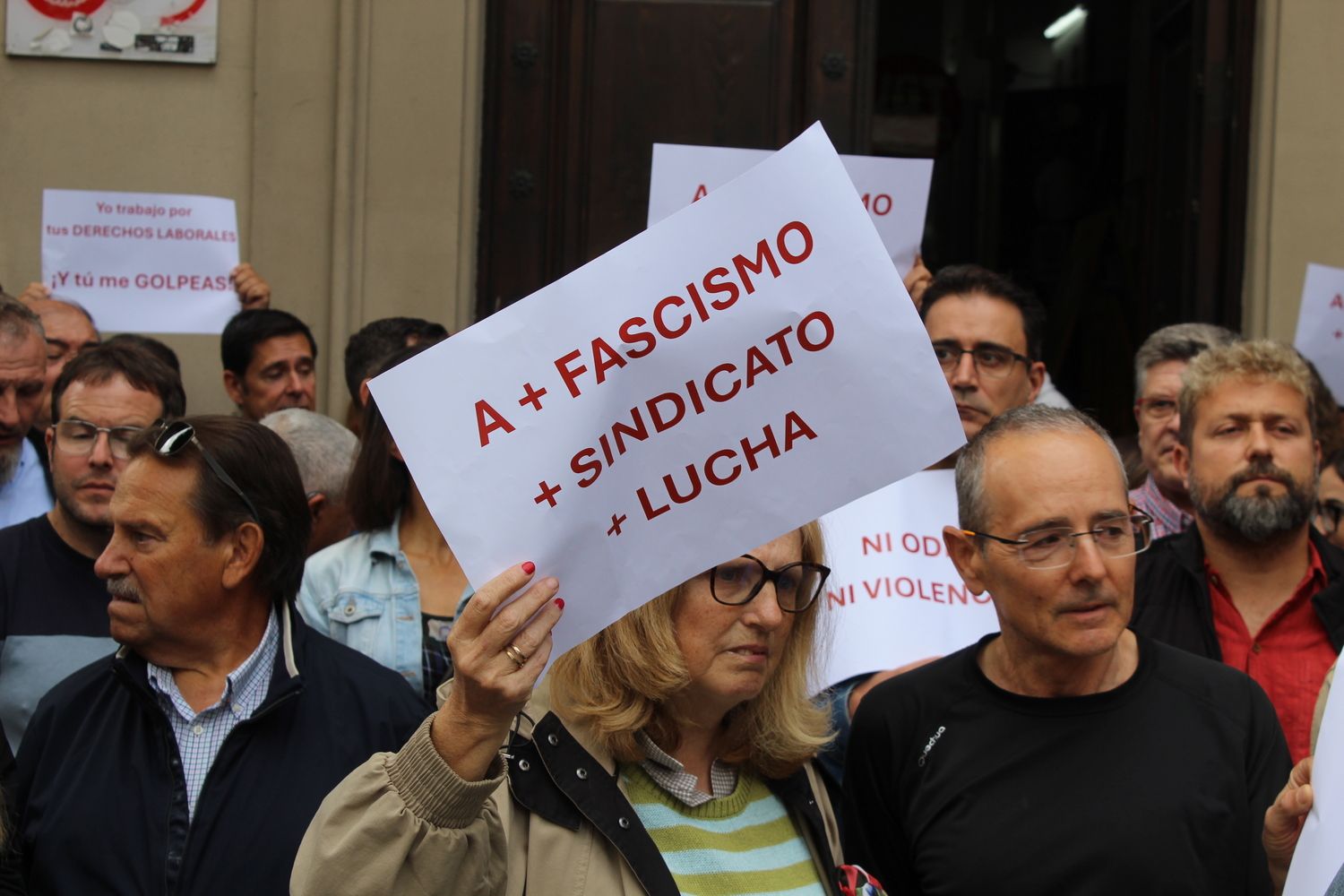 Concentración de UGT León ante la agresión sufrida por una compañera | José Martín Concentración de UGT León ante la agresión sufrida por una compañera | José Martín