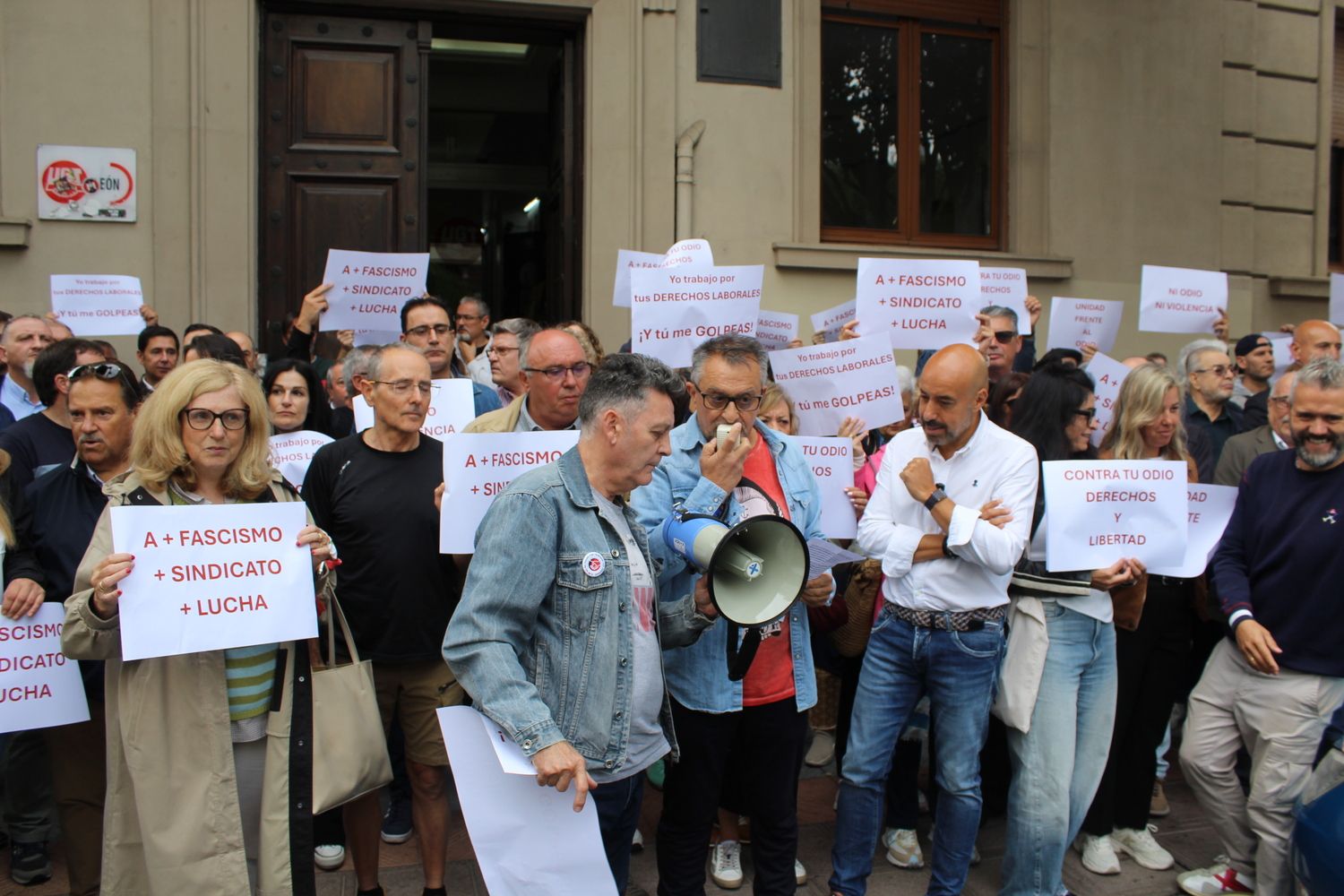 Concentración de UGT León ante la agresión sufrida por una compañera | José Martín Concentración de UGT León ante la agresión sufrida por una compañera | José Martín