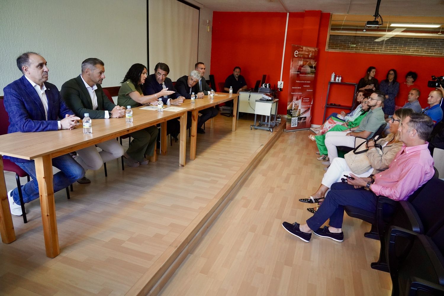 El consejero de Industria, Universidades, Empleo y Comercio, Juan Carlos Suárez-Quiñones, clausura el Programa Mixto de Formación y Empleo de San Andrés del Rabanedo (León) | Carlos S. Campillo / ICAL El consejero de Industria, Universidades, Empleo y Comercio, Juan Carlos Suárez-Quiñones, clausura el Programa Mixto de Formación y Empleo de San Andrés del Rabanedo (León) | Carlos S. Campillo / ICAL