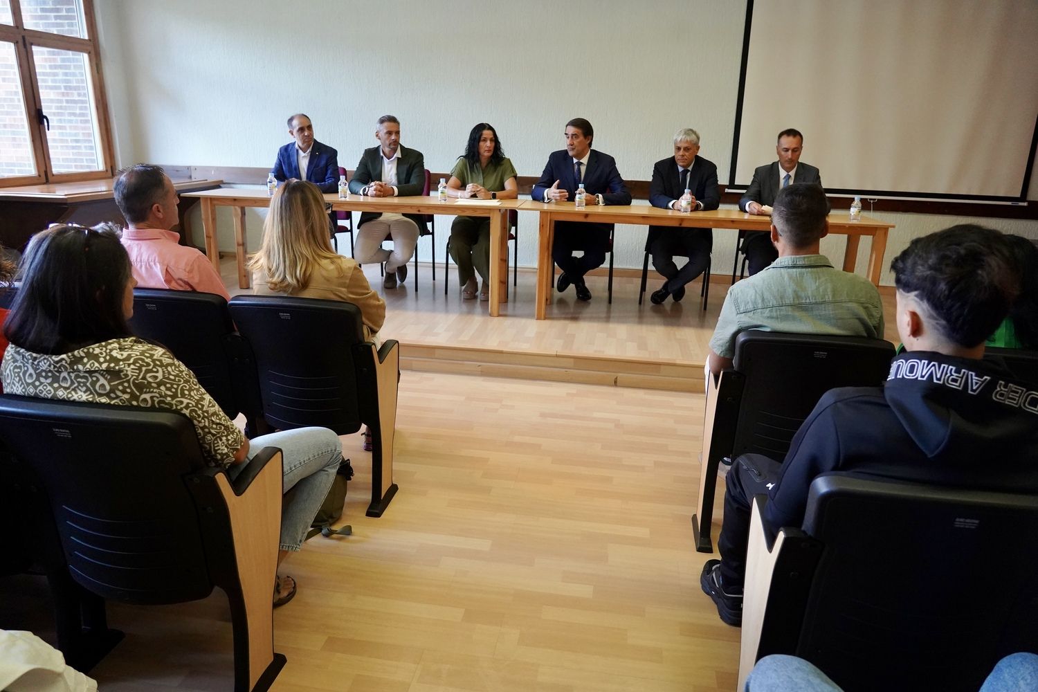 El consejero de Industria, Universidades, Empleo y Comercio, Juan Carlos Suárez-Quiñones, clausura el Programa Mixto de Formación y Empleo de San Andrés del Rabanedo (León) | Carlos S. Campillo / ICAL El consejero de Industria, Universidades, Empleo y Comercio, Juan Carlos Suárez-Quiñones, clausura el Programa Mixto de Formación y Empleo de San Andrés del Rabanedo (León) | Carlos S. Campillo / ICAL