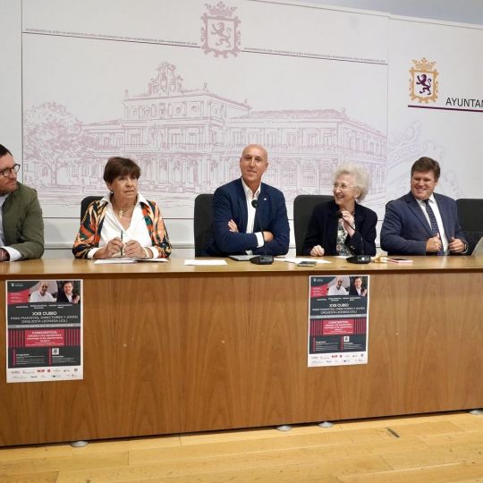 El alcalde de León, José Antonio Diez, presenta el XXII Curso para pianistas, directores y Joven Orquesta Leonesa de la Fundación Eutherpe junto a la directora de la Fundación, Margarita Morais | Carlos S. Campillo / ICAL El alcalde de León, José Antonio Diez, presenta el XXII Curso para pianistas, directores y Joven Orquesta Leonesa de la Fundación Eutherpe junto a la directora de la Fundación, Margarita Morais | Carlos S. Campillo / ICAL