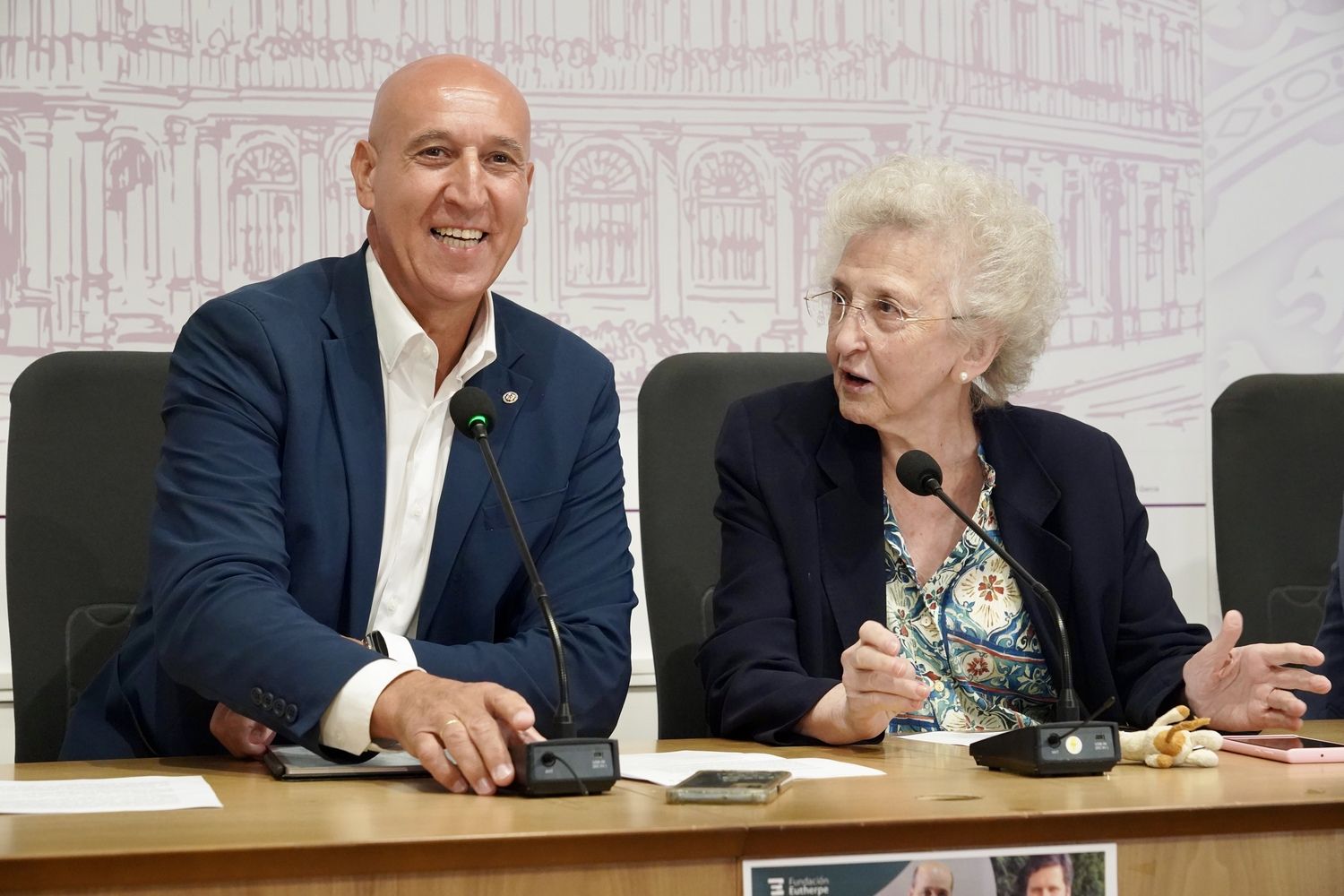 El alcalde de León, José Antonio Diez, presenta el XXII Curso para pianistas, directores y Joven Orquesta Leonesa de la Fundación Eutherpe junto a la directora de la Fundación, Margarita Morais | Carlos S. Campillo / ICAL El alcalde de León, José Antonio Diez, presenta el XXII Curso para pianistas, directores y Joven Orquesta Leonesa de la Fundación Eutherpe junto a la directora de la Fundación, Margarita Morais | Carlos S. Campillo / ICAL