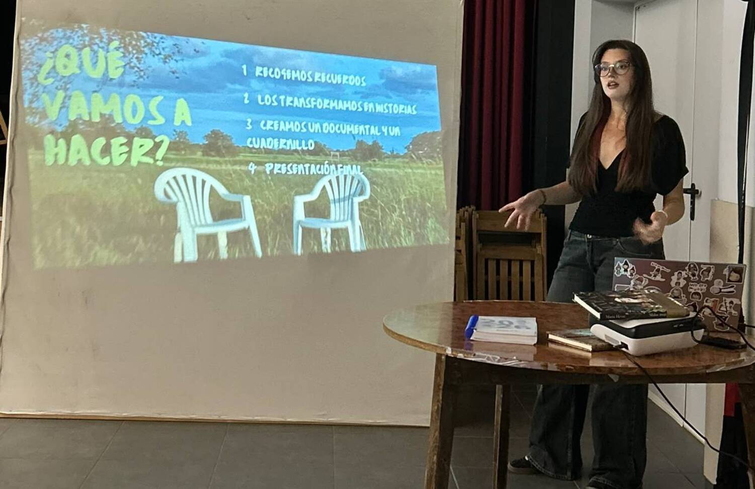 Leyre Alonso Cotarelo, estudiante del Grado de Educación Social de la Universidad de León (ULE), ha dedicado este verano a desarrollar su proyecto titulado ‘Eco del Pueblo: Memoria, cultura y participación en San Román de la Vega’ Leyre Alonso Cotarelo, estudiante del Grado de Educación Social de la Universidad de León (ULE), ha dedicado este verano a desarrollar su proyecto titulado ‘Eco del Pueblo: Memoria, cultura y participación en San Román de la Vega’