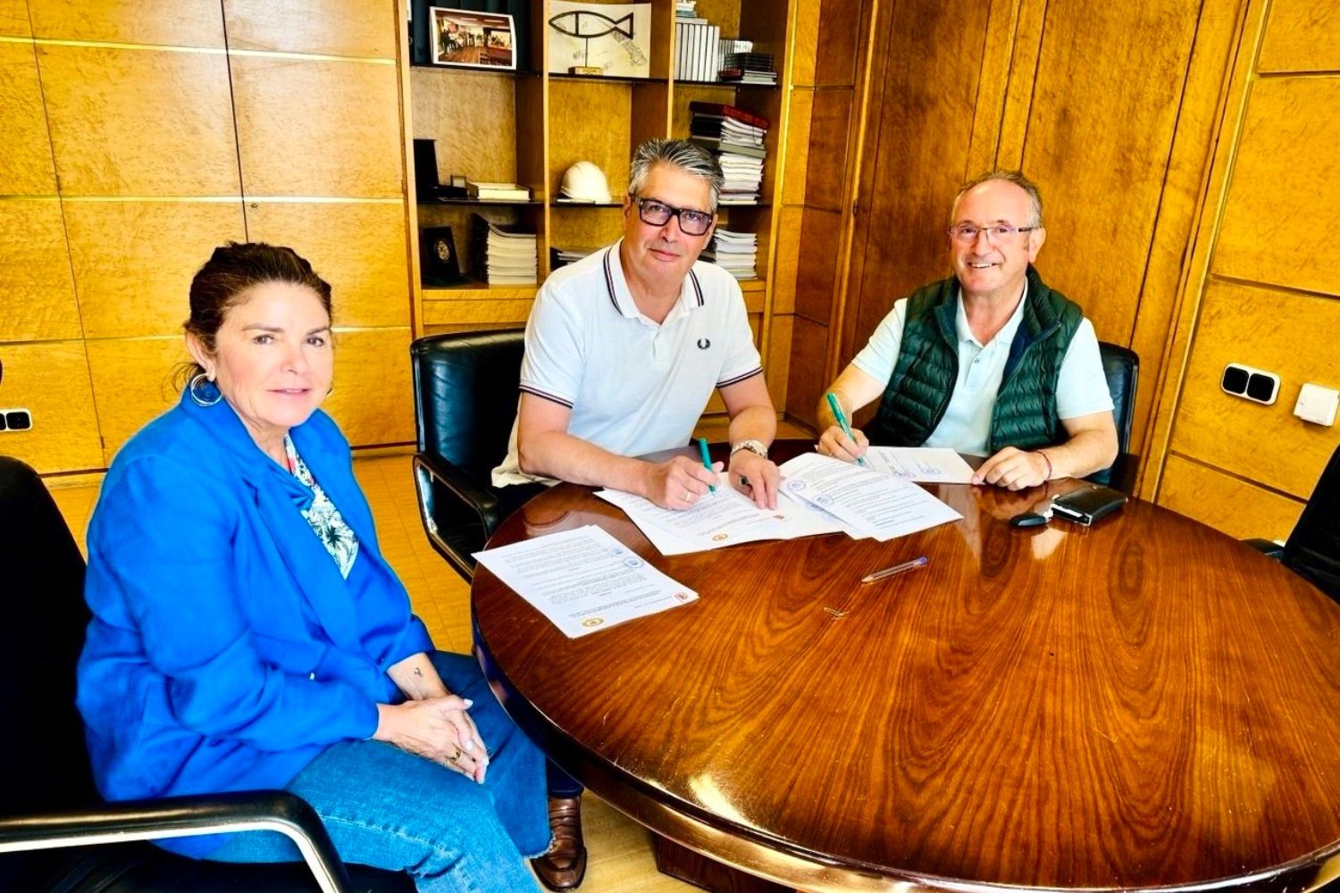 Firma del convenio entre el Ayuntamiento de León y la Asociación Española Mastín Firma del convenio entre el Ayuntamiento de León y la Asociación Española Mastín