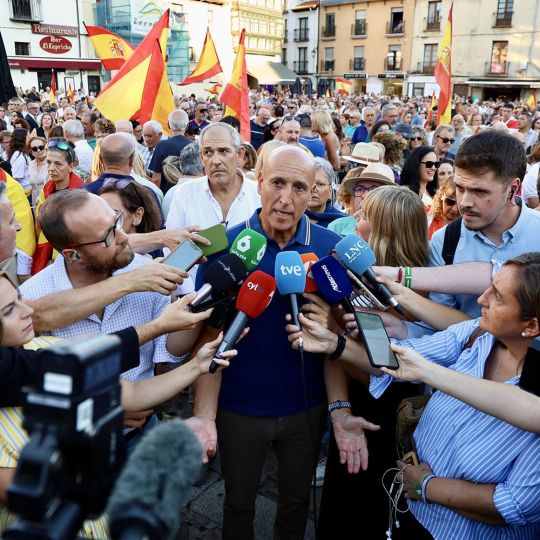 El alcalde de León, José Antonio Diez, asiste a la concentración a favor de Ceuta en León | Foto: Carlos S. Campillo, ICAL