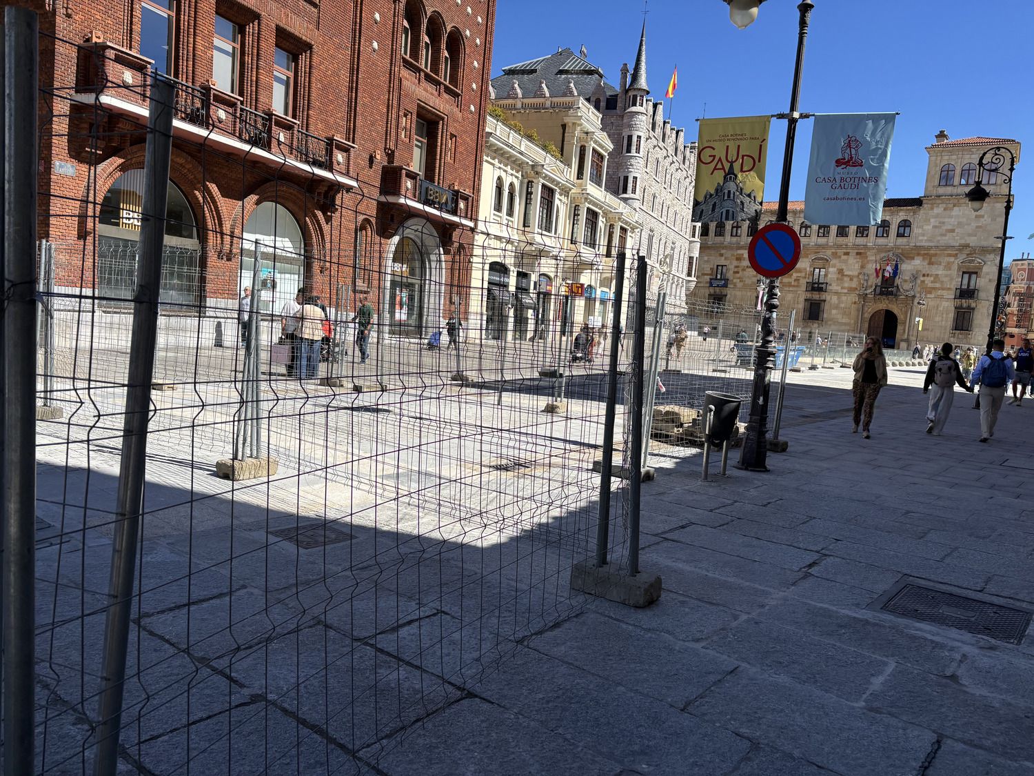 Vallas que impiden el paso de los coches a la calle Ancha de León Vallas que impiden el paso de los coches a la calle Ancha de León