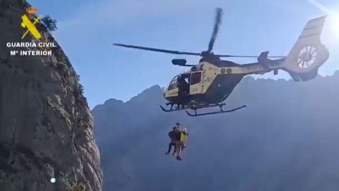 Rescatan a un senderista enriscado en Los Mesones (Posada de Valdeón) Rescatan a un senderista enriscado en Los Mesones (Posada de Valdeón)