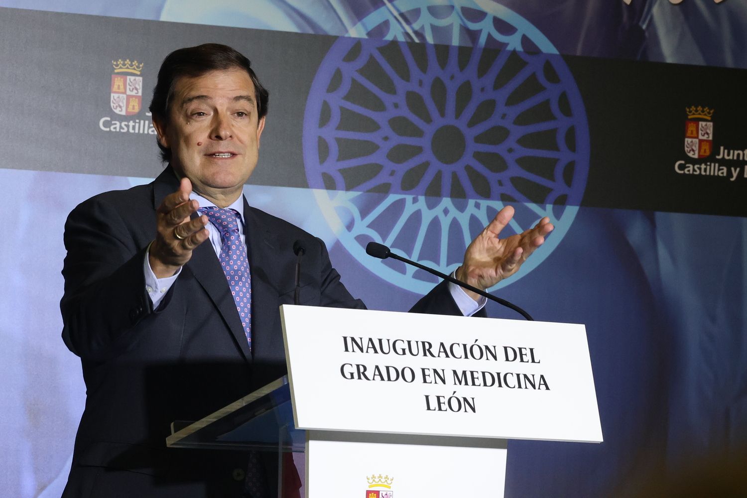 El presidente de la Junta de Castilla y León, Alfonso Fernández Mañueco, durante la inauguración del Grado de Medicina en la ULE | Carlos S. Campillo / ICAL 