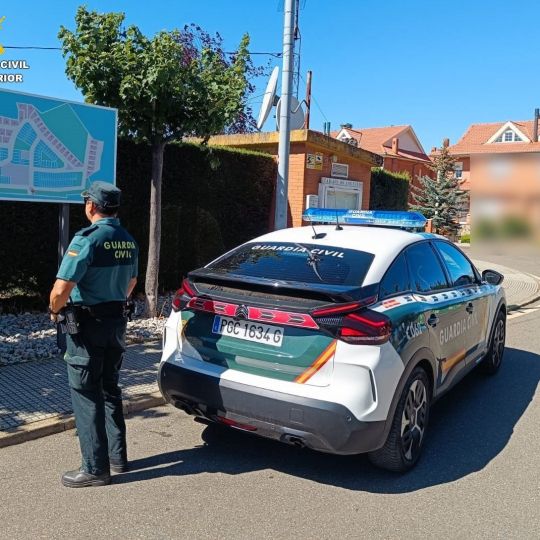 Dos investigados por robar tarjetas, un móvil y dinero en un local de la urbanización Monteleón